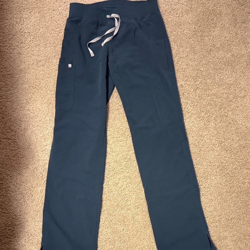 Women’s Figs Pants- size: small/tall